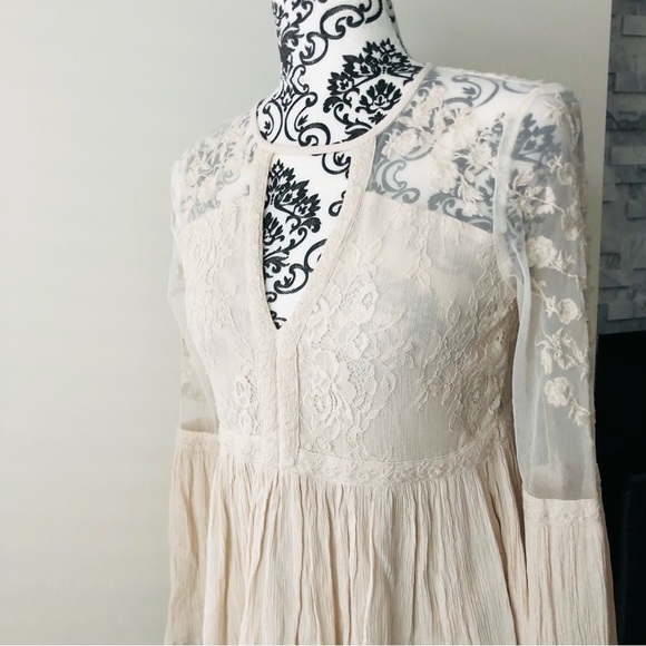 American Eagle Lace Bell Sleeve V-Neck Blouse Top Shirt Ivory Cream XS - Picture 3 of 12